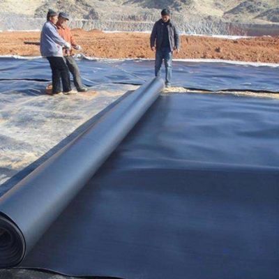 경쟁력있는 산업 디자인 스타일을위한 부드러운 / 텍스처 1mm 1.5mm HDPE 지오 엠브라인