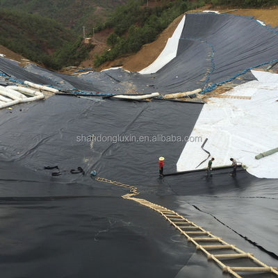 ASTM GRI-GM13 표준 HDPE 지오 엠브라인 시트 1m-8m 너비의 수산업 연못 라이너