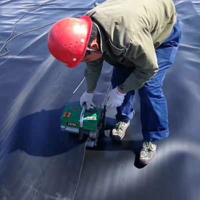 ASTM GRI-GM13 표준 HDPE 지오 엠브라인 시트 1m-8m 너비의 수산업 연못 라이너