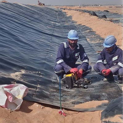 ASTM GRI-GM13 표준 HDPE 지오 엠브라인 시트 1m-8m 너비의 수산업 연못 라이너
