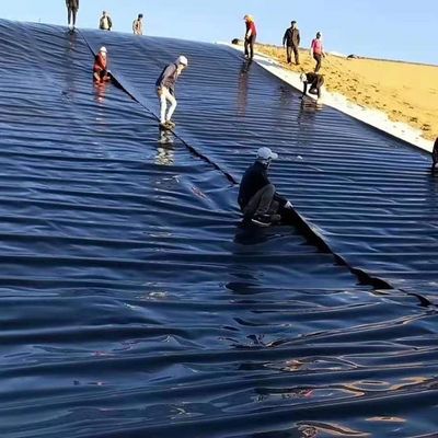 현대 매끄러운 지오 멘브란 HDPE 수족관 라인어 매립지 1mm ~ 2mm 길이 50-200m