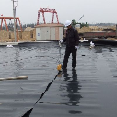 현대 매끄러운 지오 멘브란 HDPE 수족관 라인어 매립지 1mm ~ 2mm 길이 50-200m